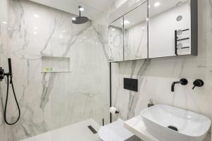 Modern 3 Bed Apartment in Acton by Amber Stays, Perfect for Business & Contractors with Free Parking