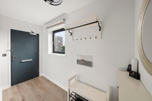 Modern 3 Bed Apartment in Acton by Amber Stays, Perfect for Business & Contractors with Free Parking