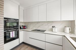 Modern 3 Bed Apartment in Acton, Perfect for Business & Contractors with Free Parking