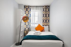 Modern 3 Bed Apartment in Acton by Amber Stays, Perfect for Business & Contractors!