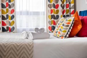 Modern 3 Bed Apartment in Acton by Amber Stays, Perfect for Business & Contractors with Free Parking