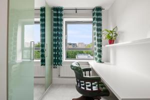 Modern 3 Bed Apartment in Acton by Amber Stays, Perfect for Business & Contractors with Free Parking