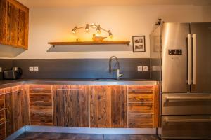 3 bed apt,central location, parking, garden, 6 pax