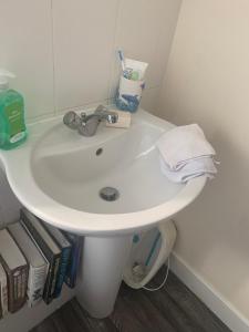 FEMALES ONLY OR Couples for DOUBLE ROOM - near Stonehenge