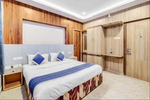 Wooden Park Hotel - Near DLF IT Park