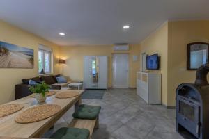 Apartment Andrej with Terrace and Garden