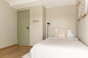 Large luxurious apartment with private terrace and parking