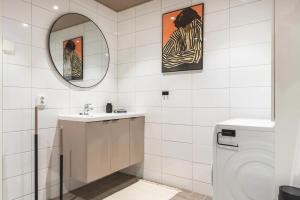 Large luxurious apartment with private terrace and parking