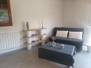 Maisonnette dans hameau provençal