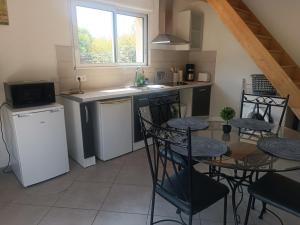 Maisonnette dans hameau provençal