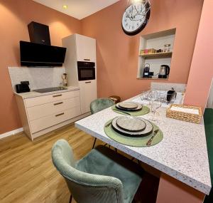 Appartements Maison avec garage au coeur d-Orange : photos des chambres