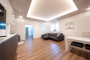 Ring48 City Living - modernes Wohnen mit Wohlfühlambiente mitten im Stadtzentrum - vollausgestattete Küche, Bad mit Duschbadewanne, Parkplatz