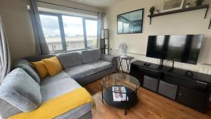 Sunset Heights Bright 2BR with City Views and Free Parking