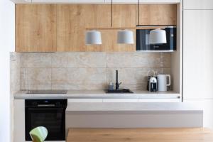 Just 7 Min from the Beach Stylish 2BR