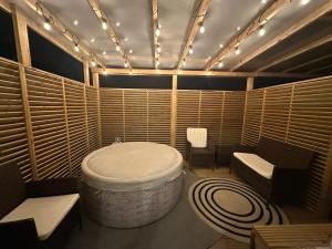 Lovely 3 bed with jacuzzi, close to airport, driveway, wifi