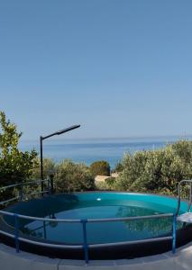 Villetta vista mare con piscina, giardino e parcheggio privato