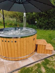 Domek na Mazurach nad stawem z jacuzzi
