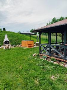 Domek na Mazurach nad stawem z jacuzzi