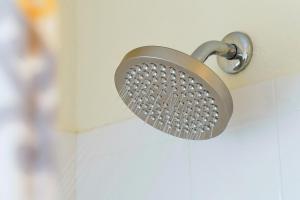 "King Bed Oasis" Steps to Pool, Jacuzzi, minutes to Disney