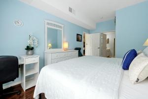 "King Bed Oasis" Steps to Pool, Jacuzzi, minutes to Disney