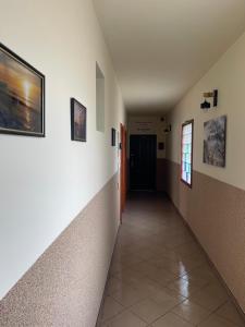 Pod Papugami - Komfortowe pokoje z widokiem na rzekę