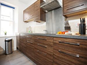 North Rd PLace By N And N Stays Ltd ,Great location for contractors and corporate stays, Long stay discs available, Close to the vibrant Gloucester Road, local amenities and bars , Free On street Parking