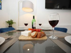 North Rd By N And N Stays Ltd ,Great location for contractors and corporate stays, Long stay discs available, Close to the vibrant Gloucester Road, local amenities and bars , Free On street Parking