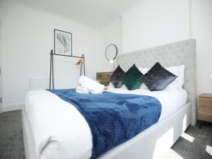 North Rd By N And N Stays Ltd ,Great location for contractors and corporate stays, Long stay discs available, Close to the vibrant Gloucester Road, local amenities and bars , Free On street Parking