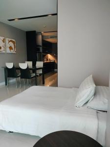 Beachfront Family Pool 1 BR 1 Living Patong Phuket