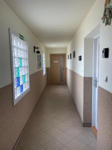 Pod Papugami - Komfortowe pokoje z widokiem na rzekę