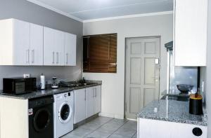 Modern Family Retreat, Fourways, Pool and Wifi