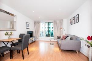 Central 2 bed with Large Terrace