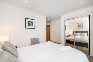 Central 2 bed with Large Terrace