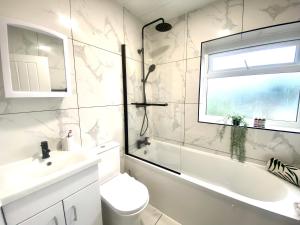 Isleworth House with Garden & private parking