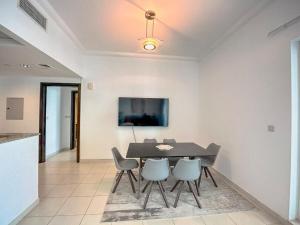 Stylish 1BR Apt with Canal Views