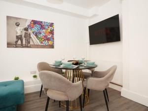 Newly Refurbed Apartment with Garden by N And N Stays Ltd, Close to vibrant Gloucester Rd with plenty of restaurants and shops near by, free on street parking