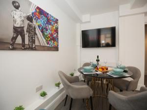 Newly Refurbed Apartment with Garden by N And N Stays Ltd, Close to vibrant Gloucester Rd with plenty of restaurants and shops near by, free on street parking