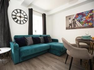 Newly Refurbed Apartment with Garden by N And N Stays Ltd, Close to vibrant Gloucester Rd with plenty of restaurants and shops near by, free on street parking
