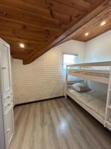 Appartements Au pied du chateau T3 : photos des chambres