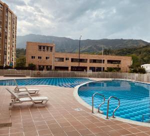 Con piscinas y jacuzzis, apto de lujo y muy dotado cerca al centro de Villeta