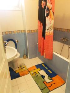 Luxe Appartement Romantique Grande Chambre avec Grande Terrasse Vue Panoramique Chaine Internationale- Fibre Optique -À une min des Commodités - Ennasr 2