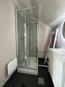 Small apartment with 4 bedrooms close to city