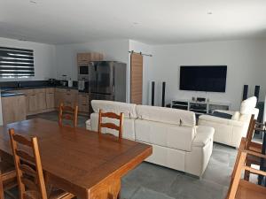 Villa avec piscine et terrain de pétanque