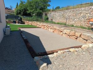 Villa avec piscine et terrain de pétanque