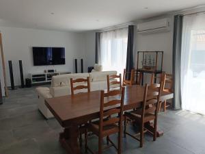 Villa avec piscine et terrain de pétanque