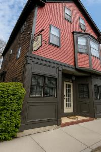 Six-Bedroom House room in Apartment near Firehouse Theater in Newport