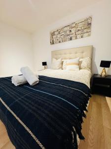 Swanky3Bed HomeModern Kitchen