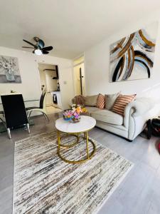 Swanky3Bed HomeModern Kitchen