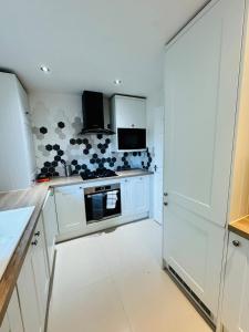 Swanky3Bed HomeModern Kitchen