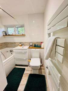 Swanky3Bed HomeModern Kitchen